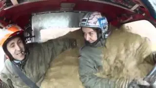Девушка за рулем, не торопись!