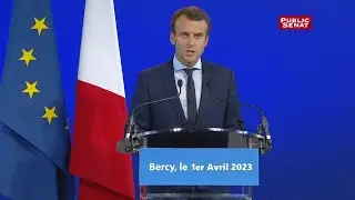 Emmanuel Macron démissionne