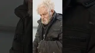 Бездомный Сергей расплакался, когда увидел бездомного дедушку.