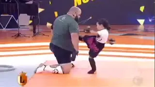 Garotinha de Seis Anos Mostra Talento Nas Artes Marciais