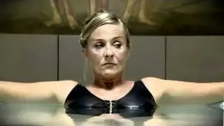 Mulheres peidando na banheira