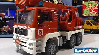 BRUDER. Подъемный Кран – Пожарная Машина. Распаковка и обзор машинки от Игорька. Tiki Taki Boys