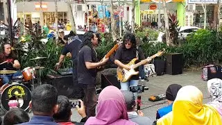 Papa rock feat gitaris sweet charity memang padu petikan gitar dia..terbaik bos ku