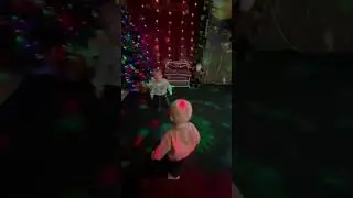 Двойняшки танцуют у елочки 
