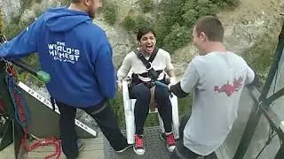 Очень впечатлительная девушка на роупджампинге
