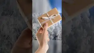 Она странно поглядывала на него 