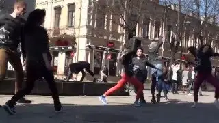 Pavasarinis netikėtas šokis prie fontano