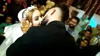 عريس يقبل عروسته _⁦ من كتر ما هو بيحبها و بيعشقها⁦⁦❤️⁩⁦❤️🙈⁦⁦