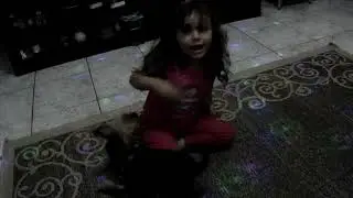 Laura brincando com Dylan