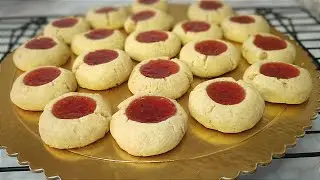 Galletas de mantequilla con mermelada de fresas ricas, fáciles y económicas.