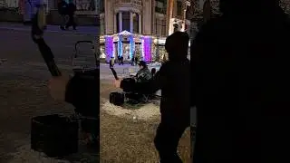 Уличный музыкант. Нажмите два раза на экран. Москва