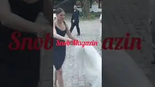 Alina Boz, yakın arkadaşı olan Sinem Simşek'in gelinliğinin kuyruğunu böyle taşıdı