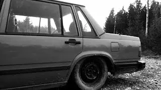 Volvo 740 sladdar på grus