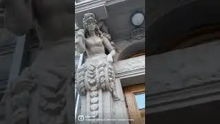 Ничего необычного. Просто вход в дом в Санкт-Петербурге. Роскошные парадные Петербурга