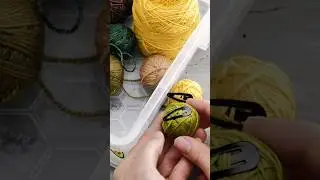 No more loose yarn tails 🤯 use a hair clip to secure your skeins!