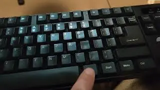 Mac computer with non mac keyboard. Use button Alt in place of Option key select boot hard drive