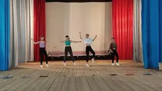 Участницы танцевального  коллектива "Сюрприз".     Танец "Молодежный".
