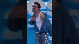😲ПОЁТ В ПОЛЁТЕ. Дима Билан, спел «На берегу неба» на VK Fest, паря над публикой.