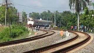 Kompilasi Kereta Api di Perlintasan dan Tikungan Lamongan