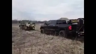 Грузовик вытянул застрявший  пикап с длинным прицепом