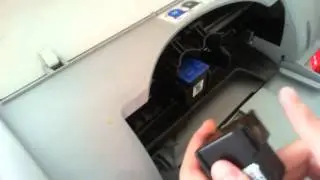 Cum montam cartusele si cablurile la o imprimanta HP
