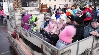 Дети в Калуге катаются на печке