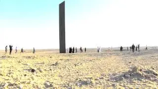 Richard Serra Unveils Sculpture in Qatar Desert