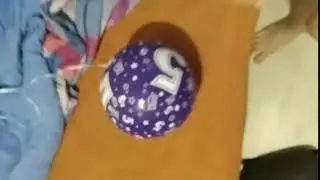 Тупой Придурок лопает шарик!!!