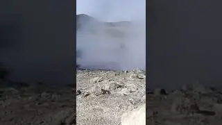 В жерле вулкана кипящее озеро
