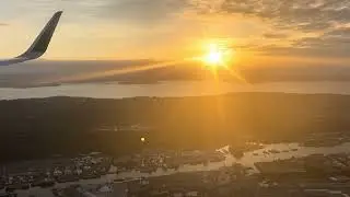 Landing in Seattle with AMAZING views of the city and the space needle during sunset in 4k