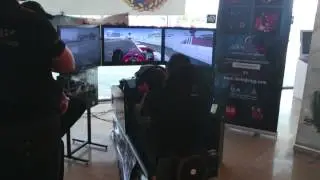Probando el nuevo cockpit eléctrico de SimulaRacing en el Gamepolis de Málaga