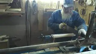 Табуретка своими руками, точу на токарном станке крест-перекладины для крепления ножек и сиденья.