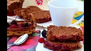 Как приготовить шоколадную шарлотку с ягодами