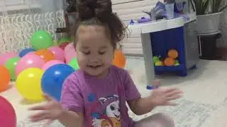 Асмира играет овощами. Игра детские