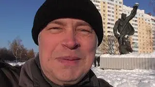 У памятника зимой