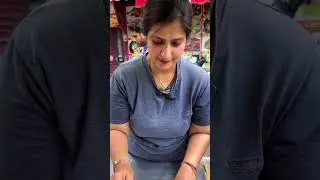 ये लड़की Delhi मैं बेचती है Cheese Vada Pav 😱 #cheesevadapav #food