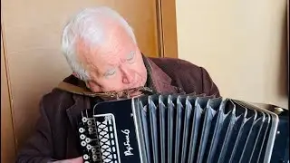 • OLD MASTER PLAYS MOZART •