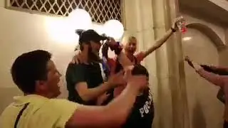 Беспомощьная полиция и обезьяны