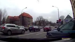 Taksówkarz niepewnie na czerwonym