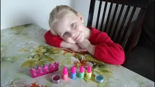Настя красит ногти и называет цвета на двух языках