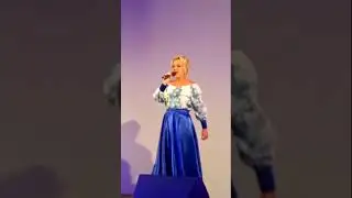 Она ещё и поёт?