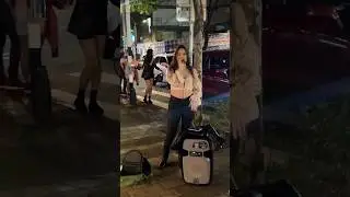 Cuttest Latina Street Singer 🤩 Medellin 🇨🇴