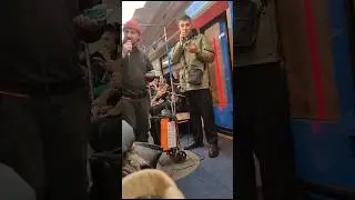 Ребята зажигают в московском метро