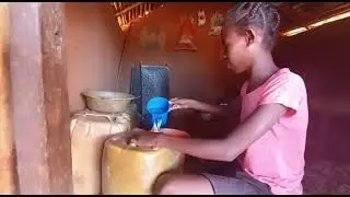 Eliane va a recoger agua
