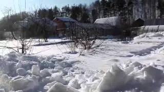 В саду много снега