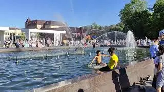 Пенза! У фонтана! Купание в фонтане, классное развлечение в жаркий день! Penza! At the fountain!