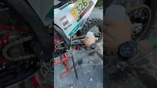 Лайфхак! Как очистить цепь на мотоцикле за 30 секунд #dirtbike #kewsk23 #shortvideo