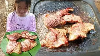 Primitive Technology - Cooking Beef on Rock with Little Girl - Cooking Steak