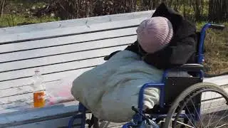ПЬЯНАЯ БЕЗНОГАЯ БОМЖИХА СПИТ В ПАРКЕ