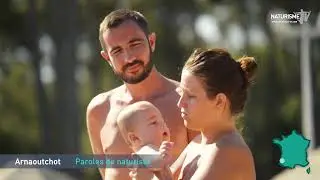 UNE FAMILLE AVEC UN ENFANT VIE NUE DANS LES LANDES